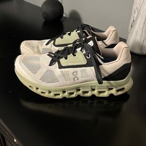 On Cloudstratus Running Shoes